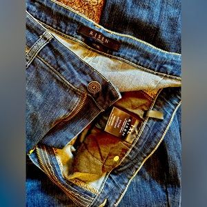 Risen brand Flare leg Jeans size 1XL. Dark Wash.